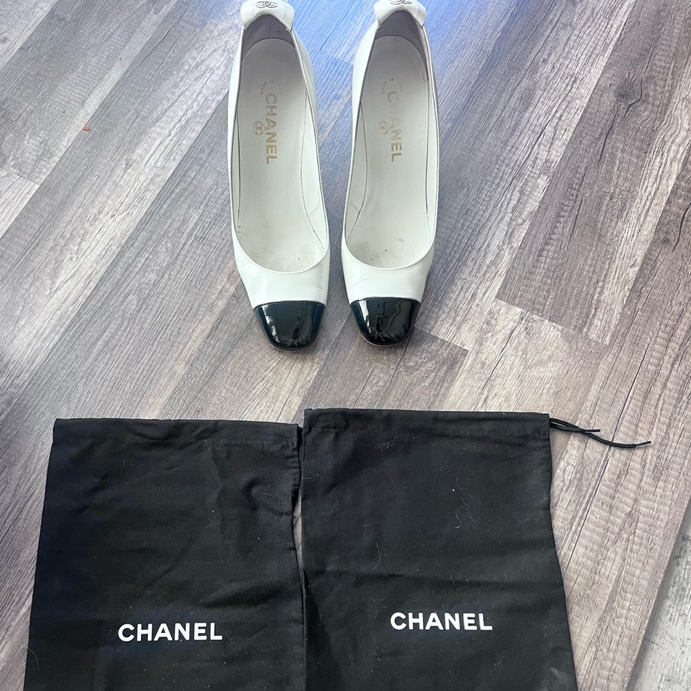 Vintage Chanel pumps Elegant White and Black Women's Heels EUC Womens 8 - Picture 2 of 11